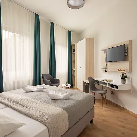 Kristaly Hotel 4*