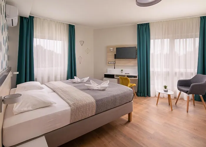 מלון Kristaly 4*